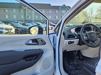 2024 Chrysler Pacifica Hybrid Select