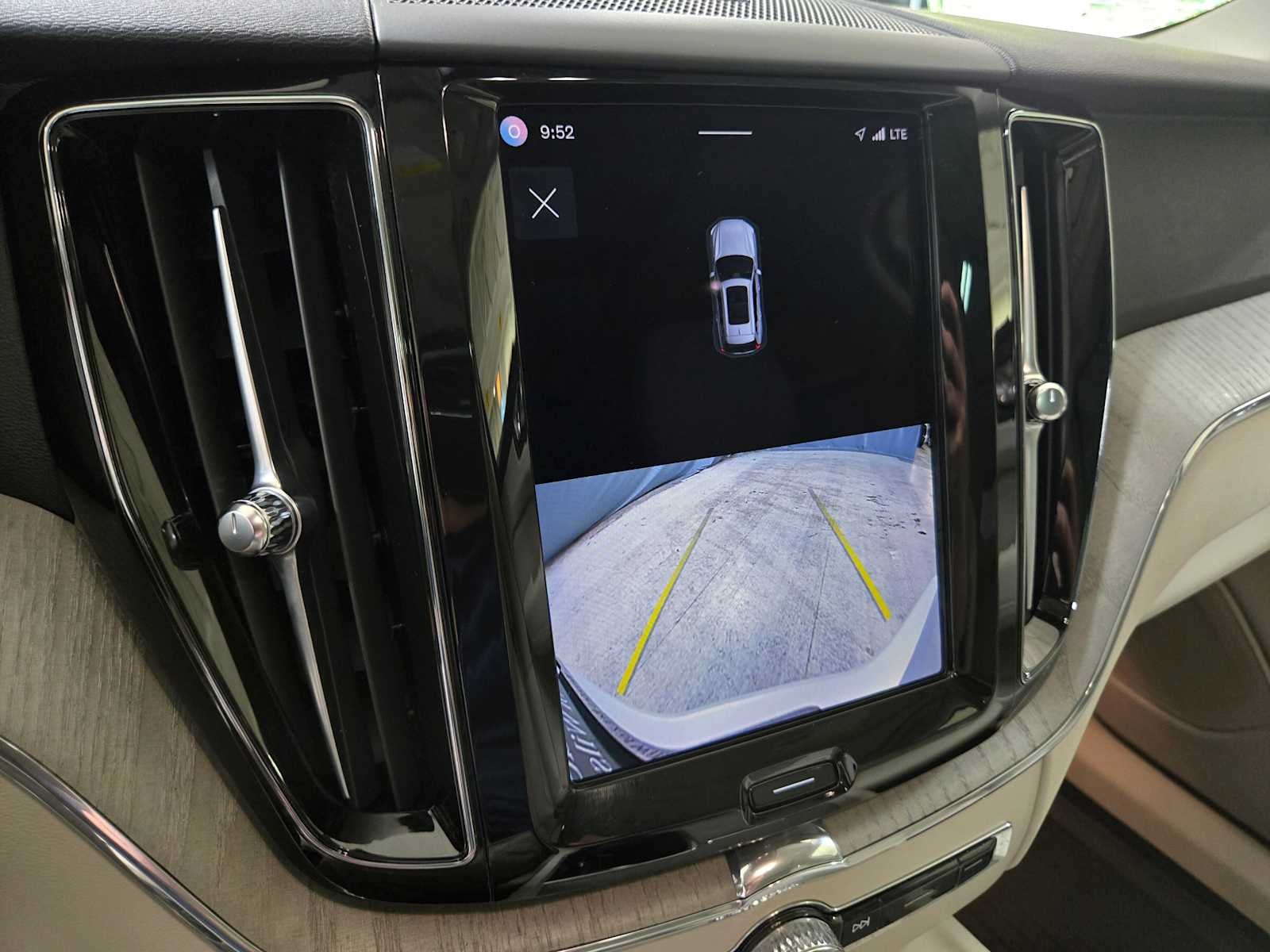 2023 Volvo XC60 Recharge Plug-In Hybrid Plus Bright Theme