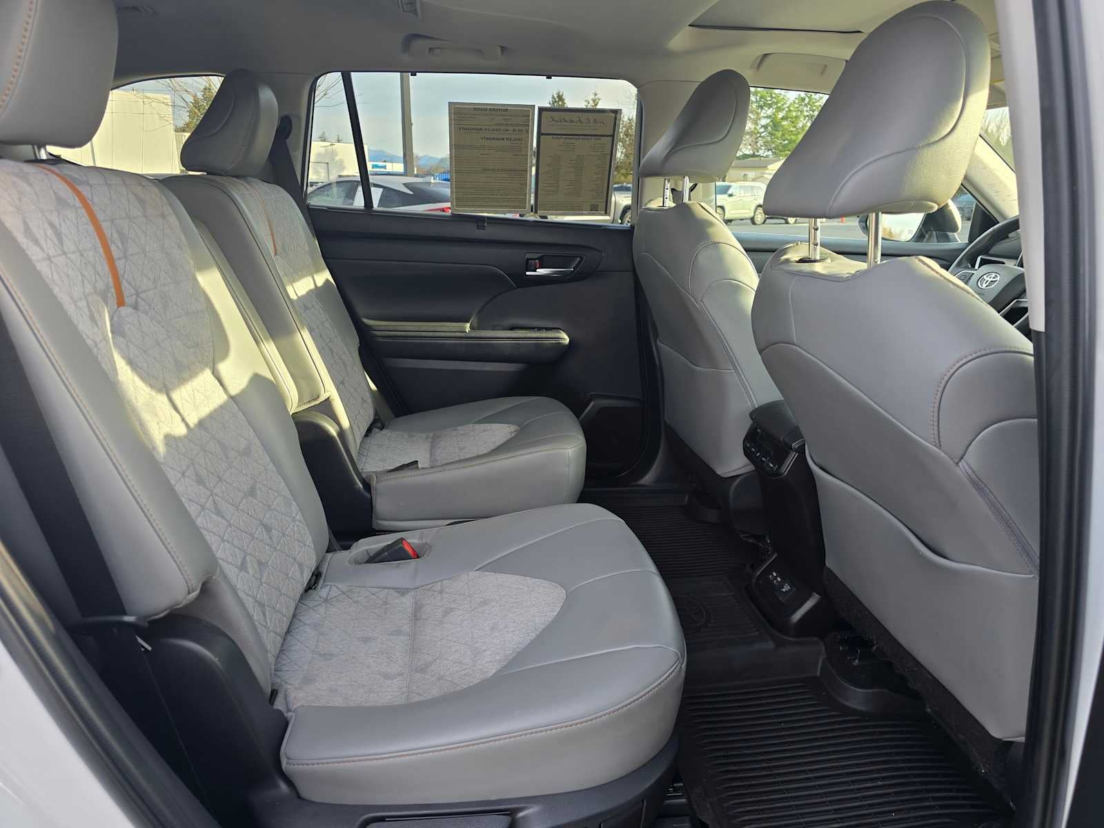 2023 Toyota Highlander Hybrid Bronze Edition